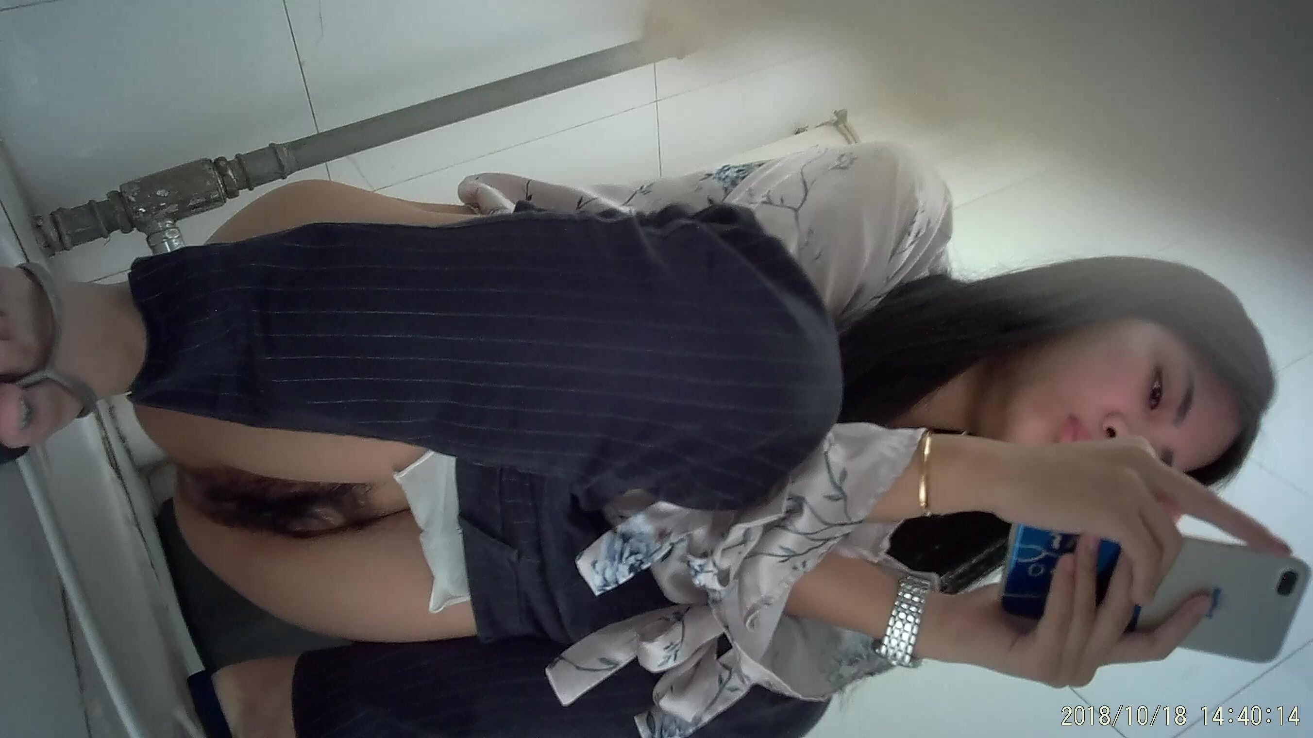 科技楼蹲守 身材不错的女会计 多毛的小黑鲍