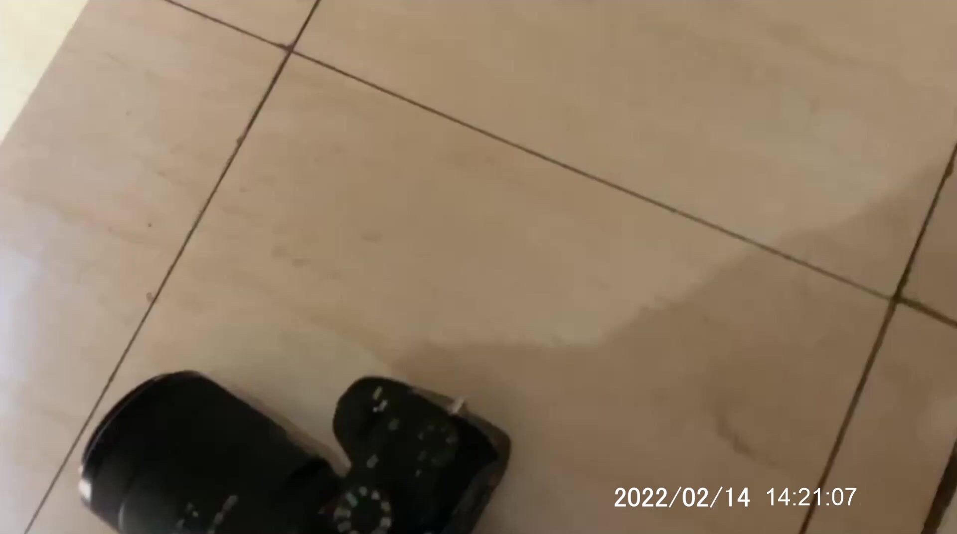 8月新流出大神携带数码相机进女厕直接对着逼拍,然后还用手机伸进去拍脸