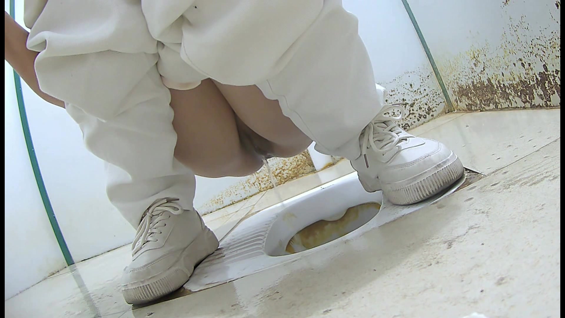 厕拍马尾辫白裤子妹子的嫩逼 拍完后出来拍了个侧后脸