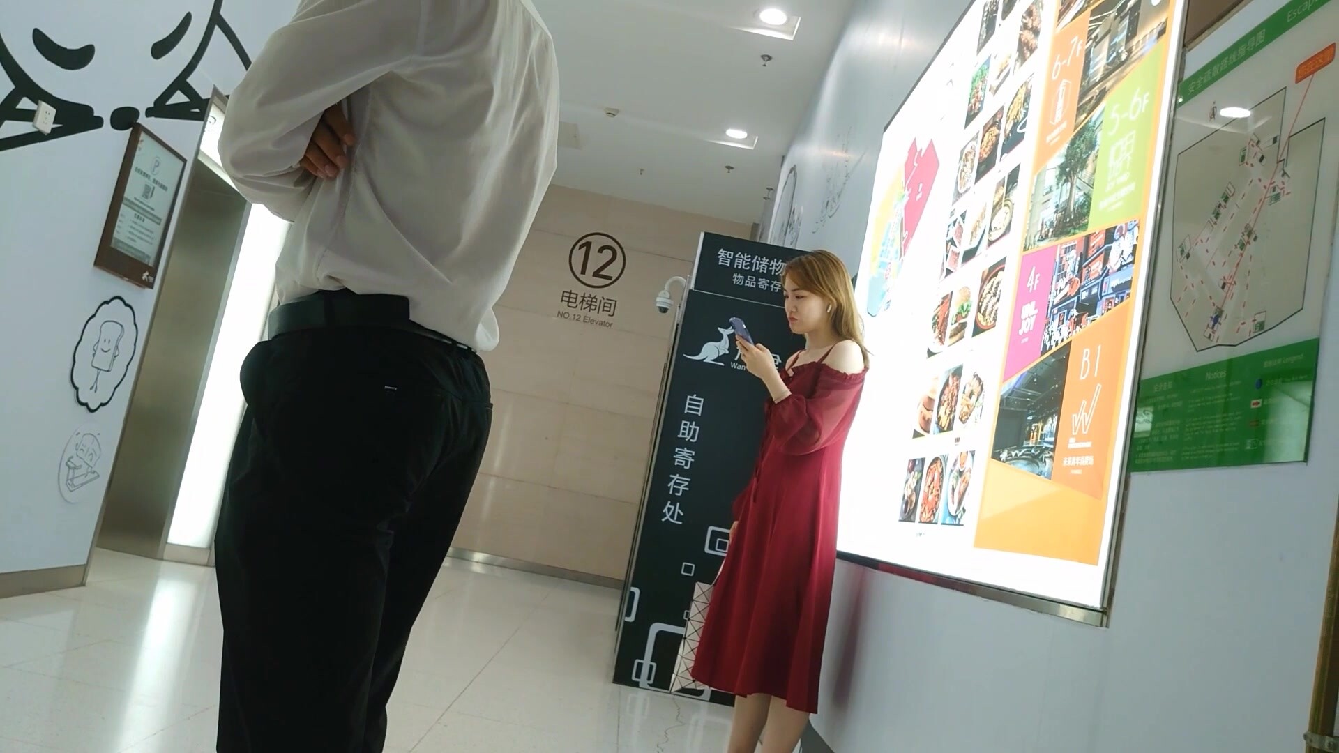 吊带红长裙白窄内靓妹