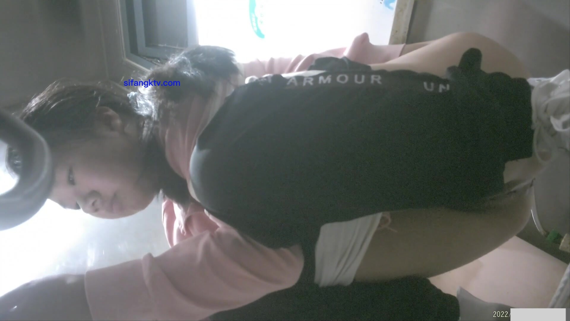 新设备（广角镜头）厕拍师范大学各种青春美女络绎不绝来尿尿。露脸。上下同赏第七期-粉衣黑裤