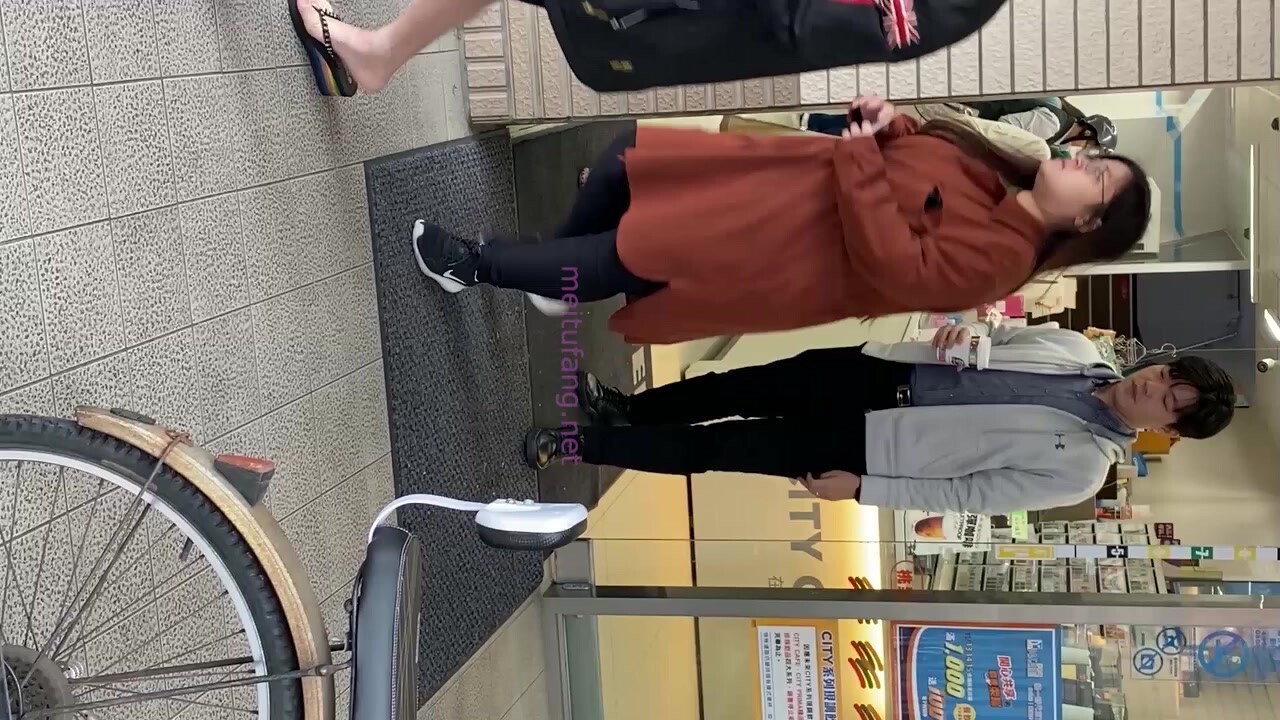 小吃店一路跟踪尾随全景偷拍极品高跟美少妇