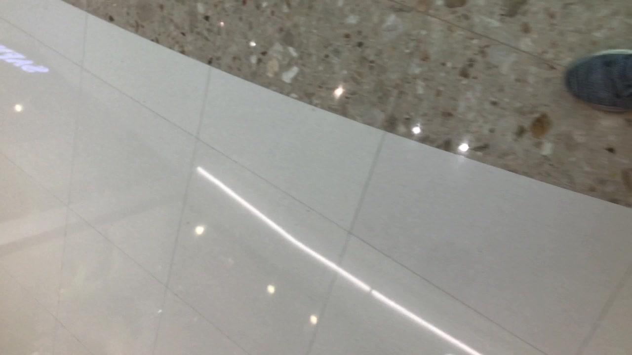 商场女厕一路跟踪尾随 偷拍大长腿美女粉嫩的鲍鱼