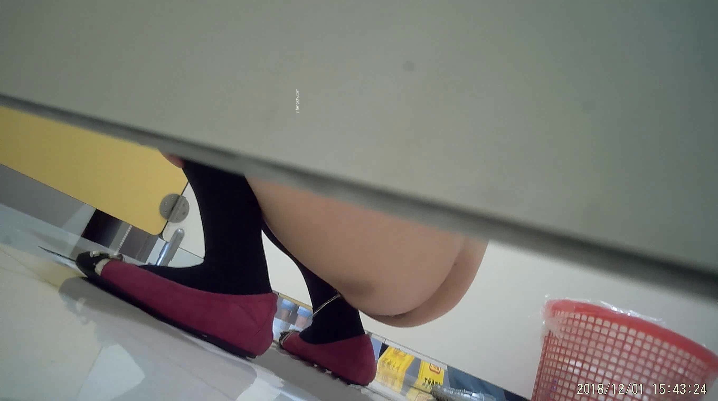 大神潜入商场女厕偷拍多位年轻美女店员 (4)