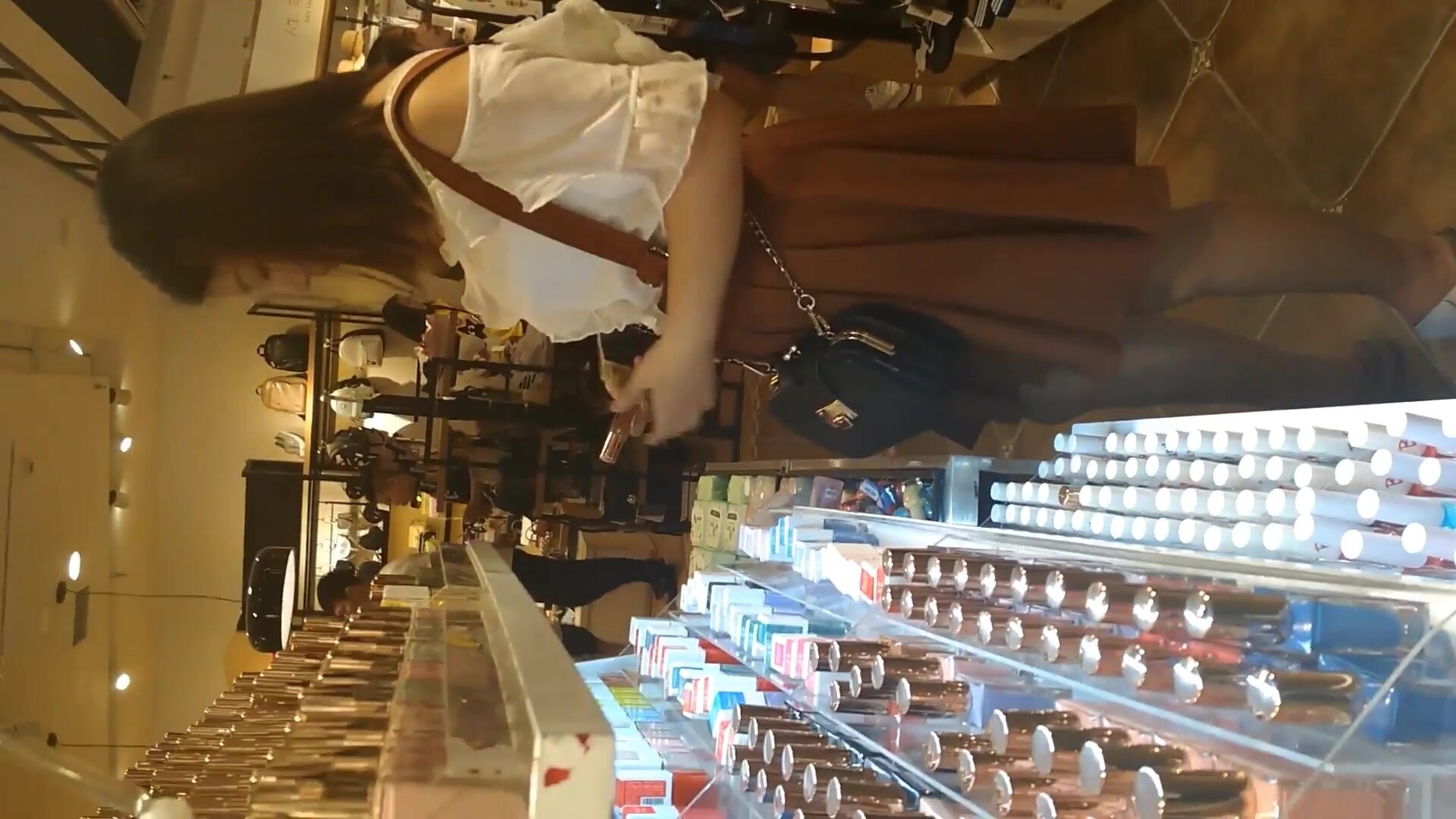 商场跟踪厕拍白衣短裙长发漂亮的美女嘘嘘