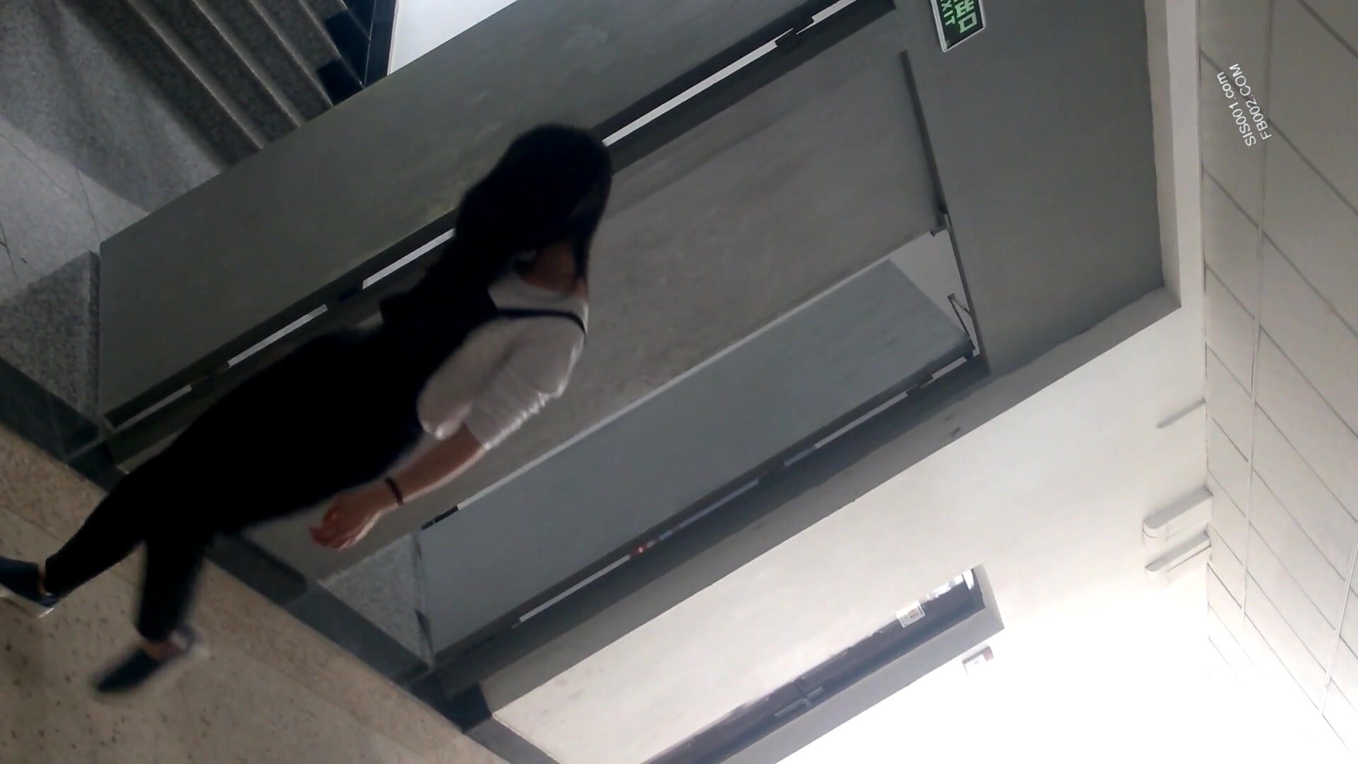 最新学校偷窥二个漂亮学妹嘘嘘