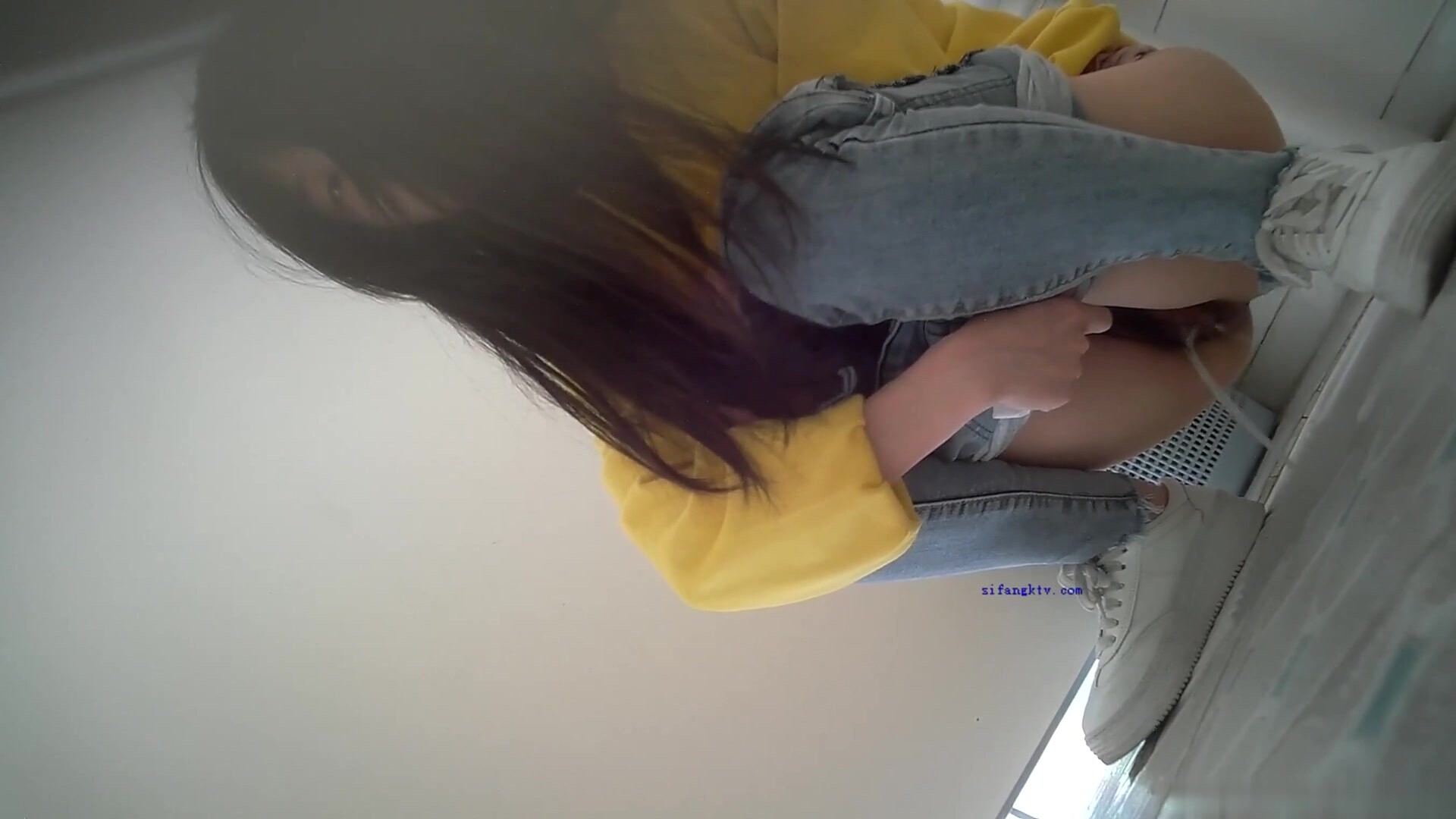 科技楼蹲守又一位黄衣牛仔裤长发美女 极为干净的鲍鱼一条缝