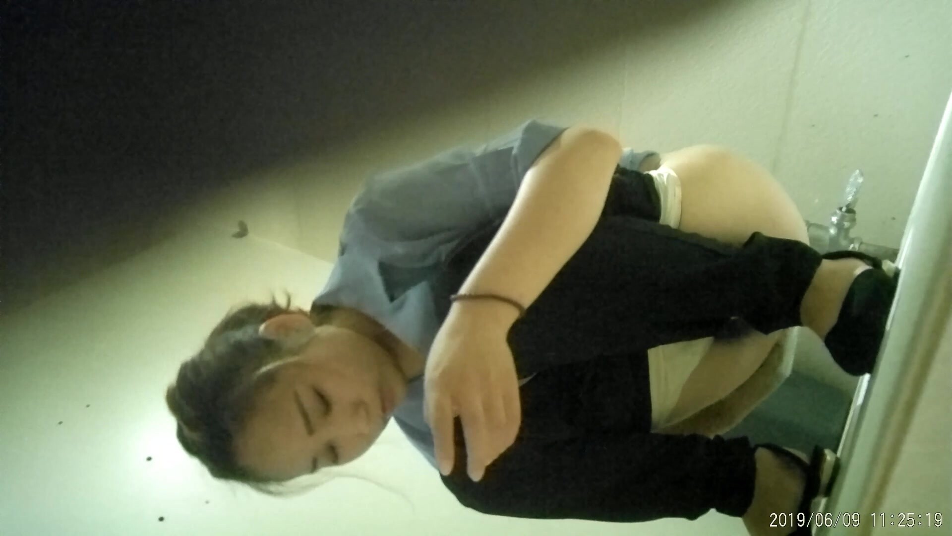 化妆品公司女厕聊天一字眉女职员湿软的唇肉被毛包住了两端喷尿