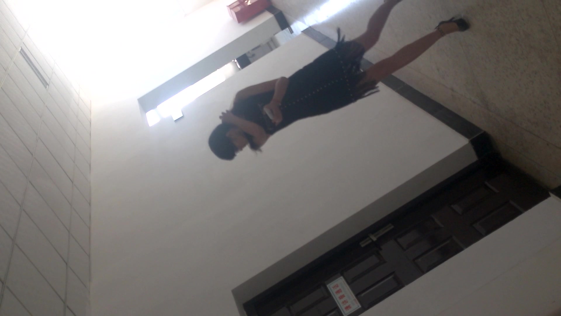 大神潜入大学偷拍长发飘飘的美女老师