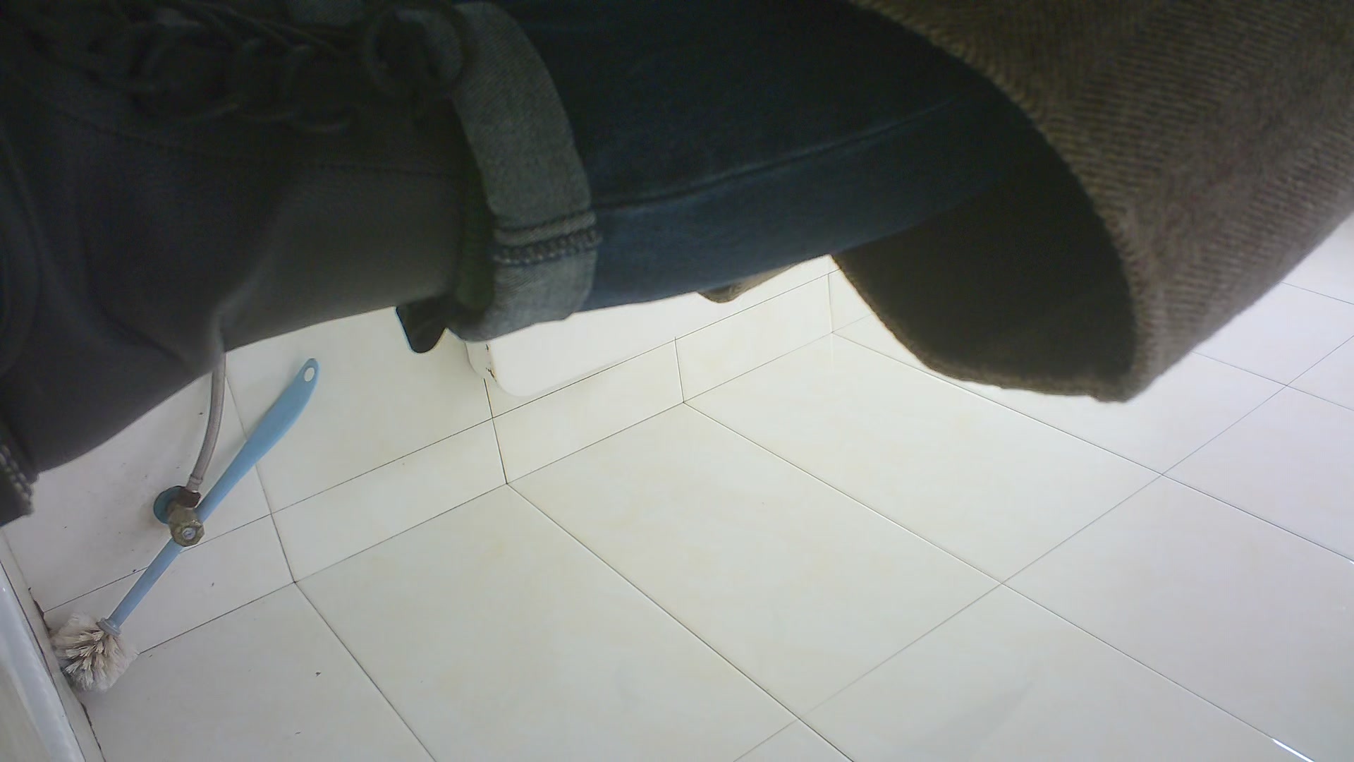 原版流出商场厕所偷拍漂亮的眼镜妹子