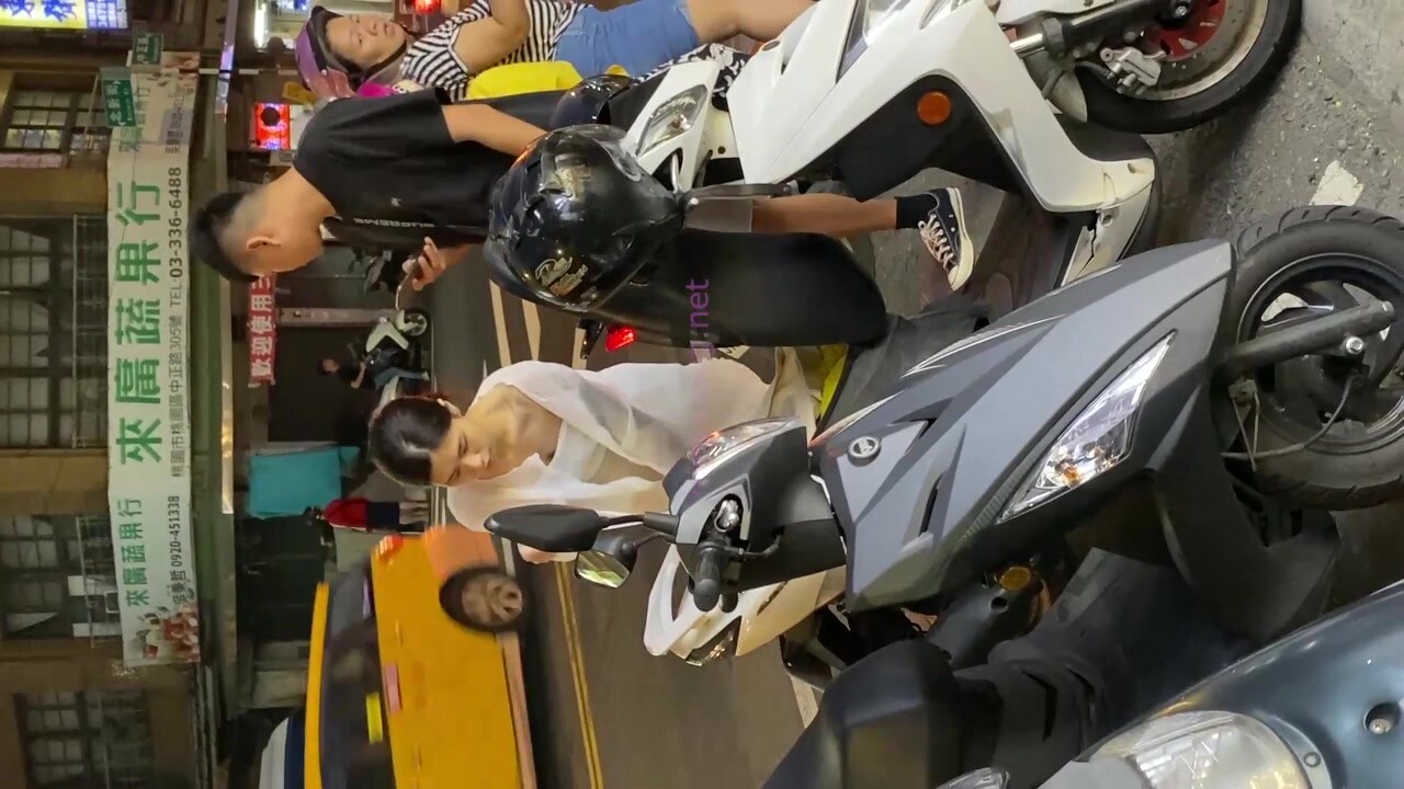 小吃店一路跟踪尾随偷拍 清纯的美少妇