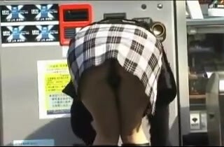 好家伙，小美女们出来玩都不穿内裤吗？我想上去摸摸你们的BB可以吗