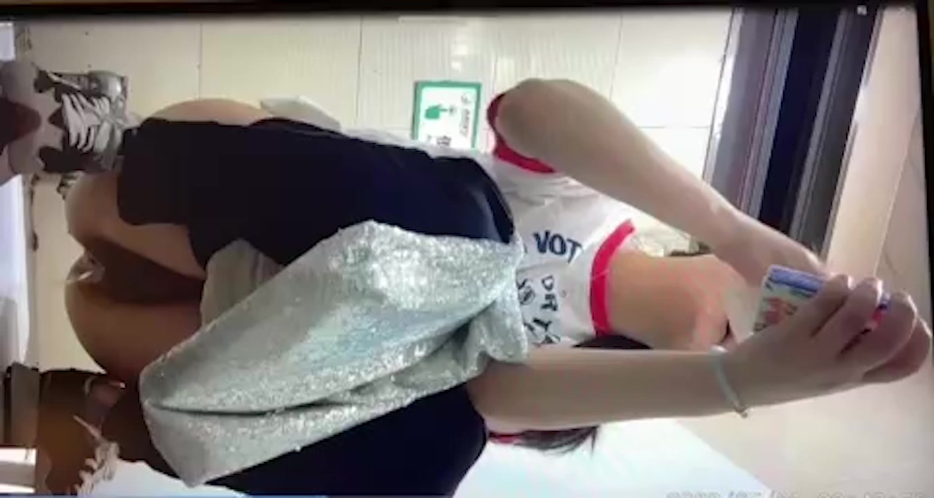 7月新流出某奶茶店全景厕拍漂亮妹子,背书包学生妹粉嫩无毛