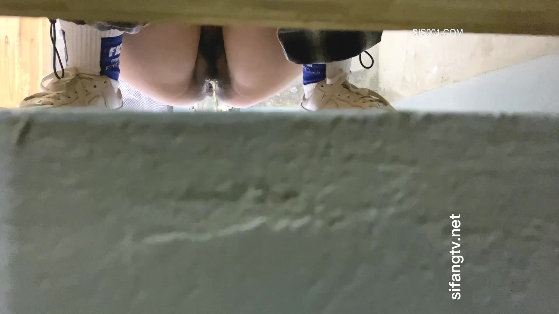 最新某艺校偷窥高颜值青春美眉嘘嘘