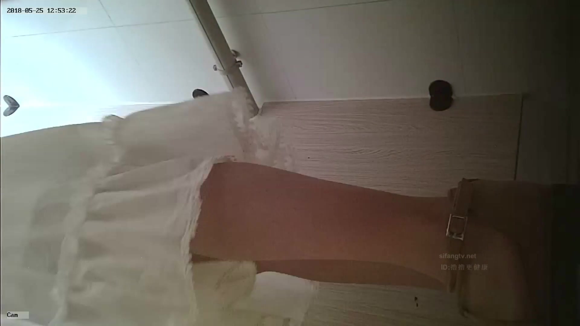 国内厕拍大神潜入大学城女厕偷拍现在的妹子都喜欢在厕所里玩手机啊