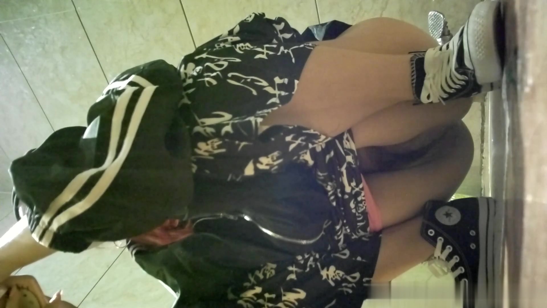 KTV 女厕偷拍穿着清凉的阔腿裤美女