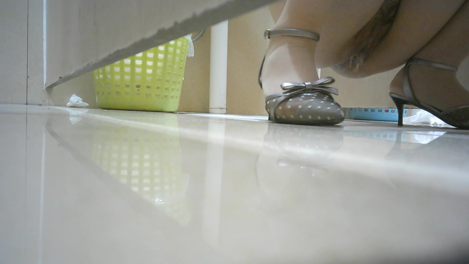 商场多角度偷拍女神级的少妇 鲍鱼也粉嫩