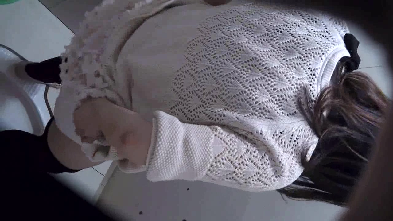 大神溜进校园偷拍白白嫩嫩的美女老师