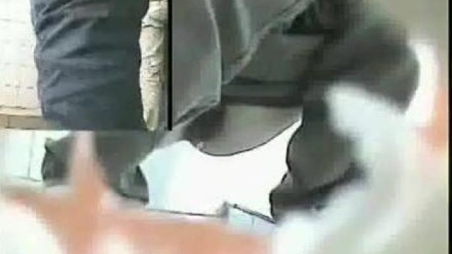 难得一见的偷窥：都是年轻的妹子排队上厕所，太真实了 (5)