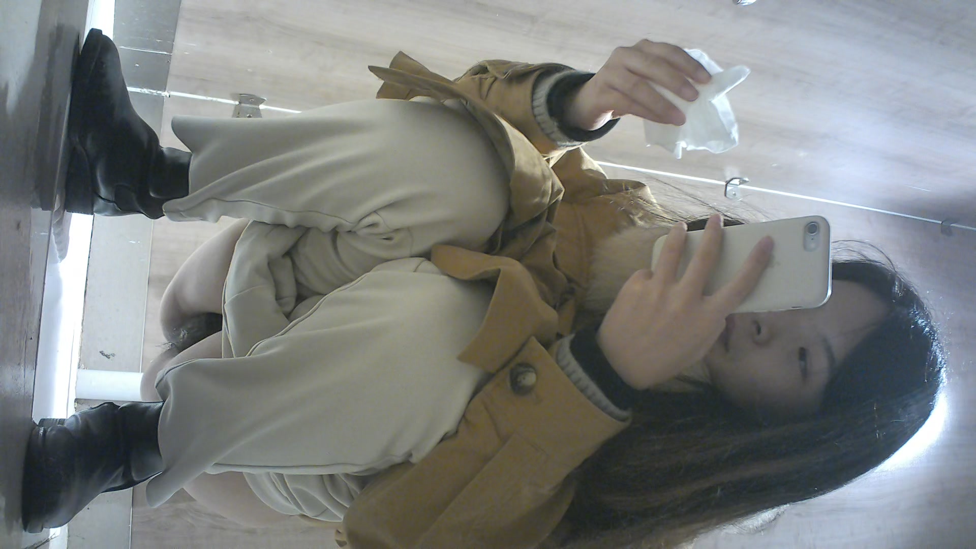 酒店厕所偷拍大长腿美少妇的黑鲍鱼