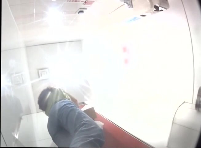 专业盗站九月流出公园女厕偷拍游客尿尿有几个妹子颜值还不错