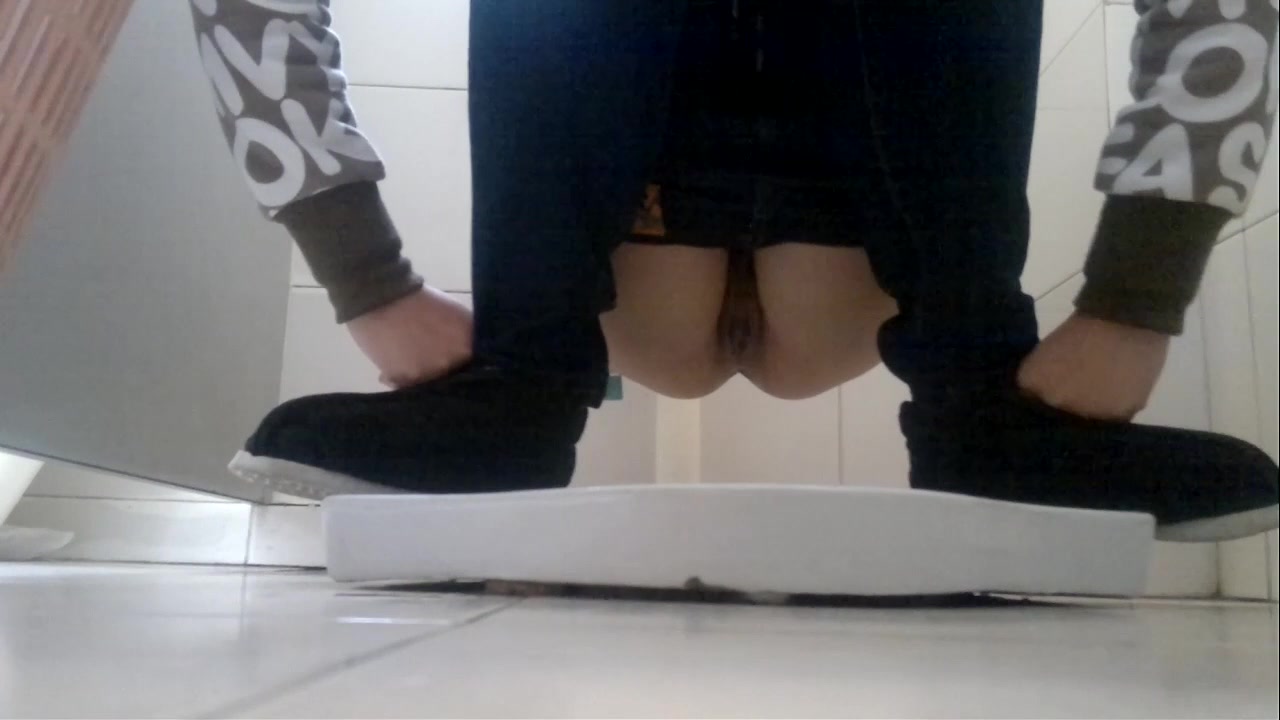 大神去网吧上网打游戏看见有美美上厕所赶紧跟进偷拍妹子如厕豹纹妹真心不错