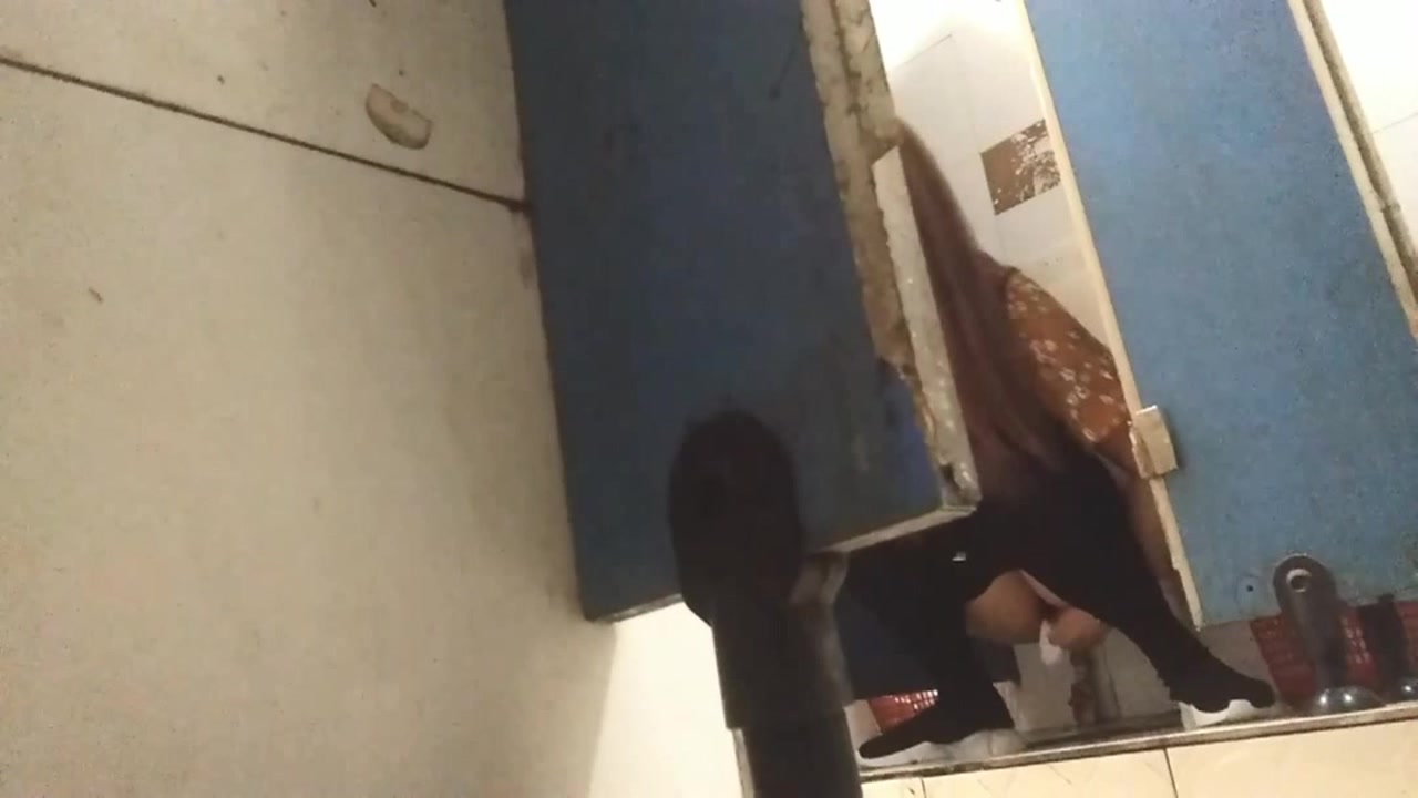 乡政府办公楼无门厕所偷拍到乡长姘头来撒尿