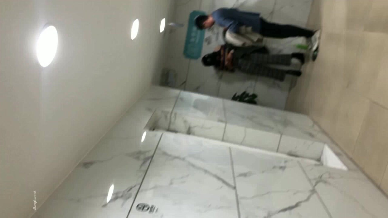 电影院女厕偷窥男朋友一起陪着上厕所美女的大黑鲍