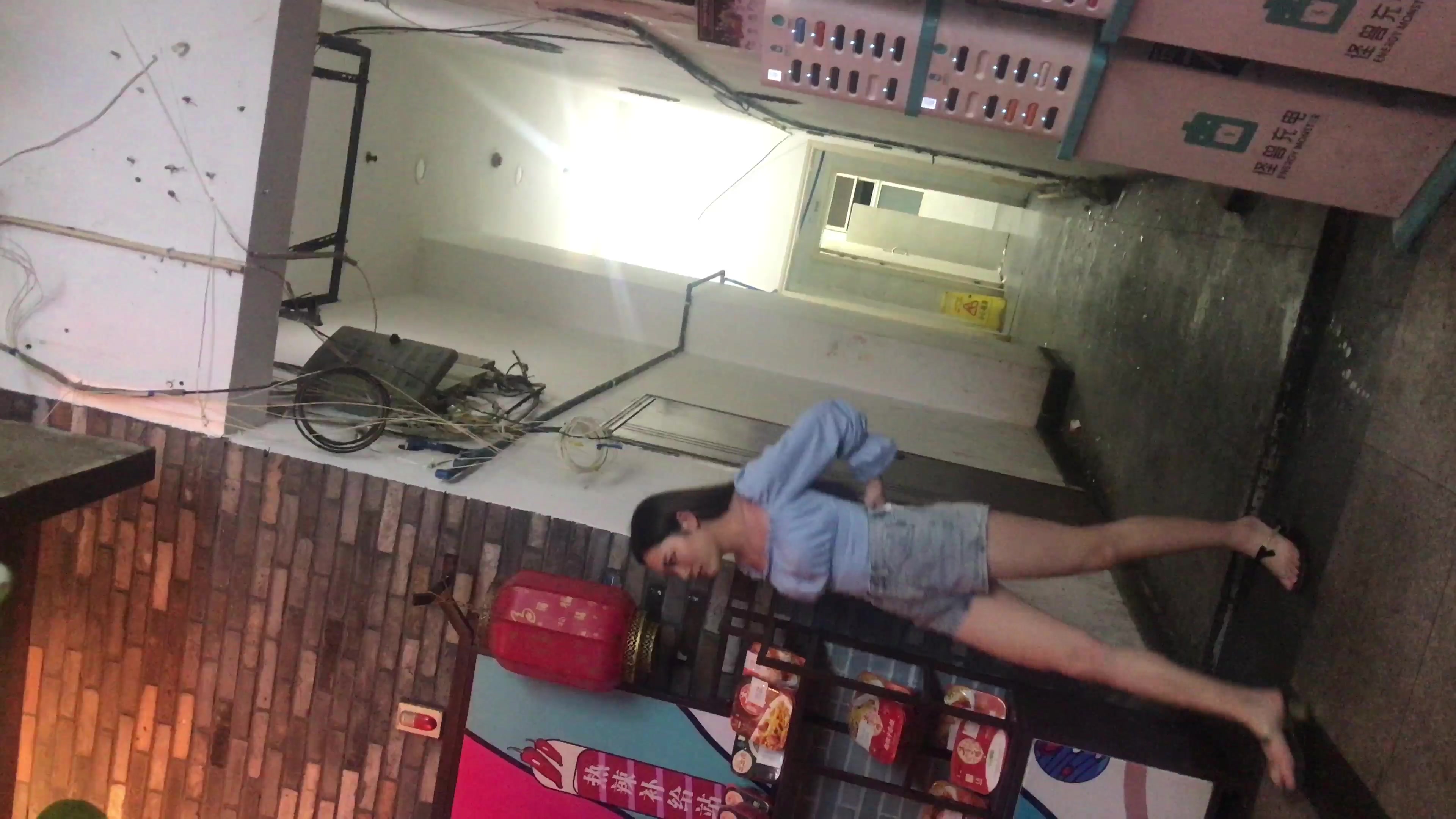 偷拍浅蓝上衣牛仔短裤长腿红内内美女