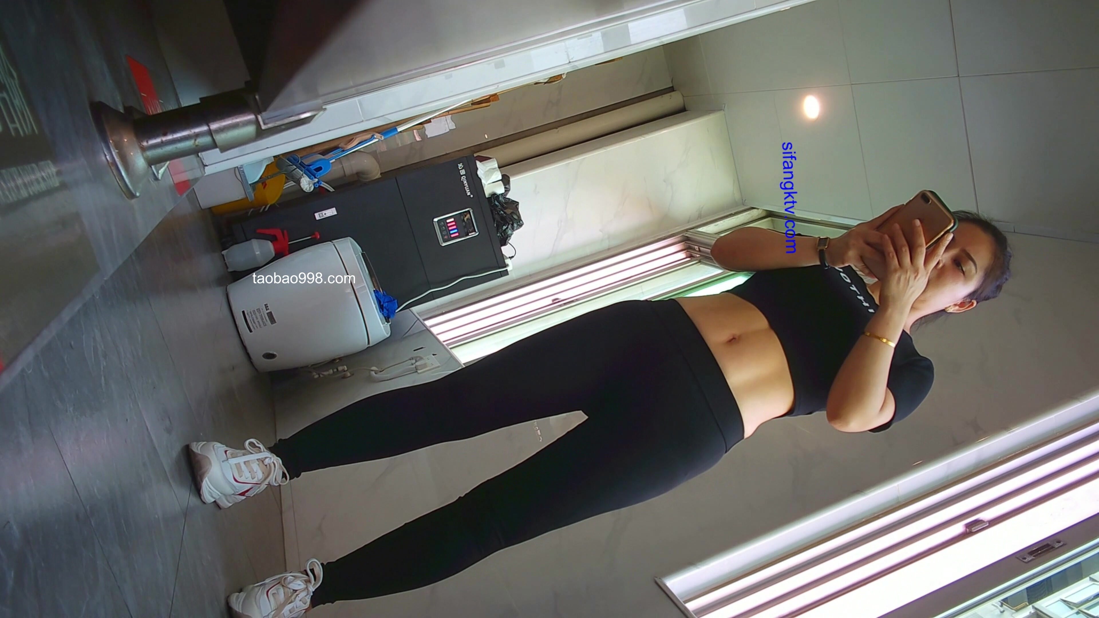 私房十二月最新流出隔墙有眼原创厕拍 肉丝瑜伽裤美女眼神能杀人[上] (1)