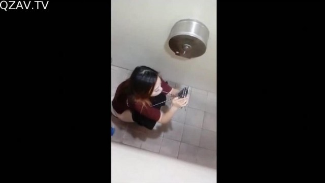 变态男潜入女厕多角度偷窥在发廊工作的妹纸嘘嘘 出了厕所门还故意搭讪几句