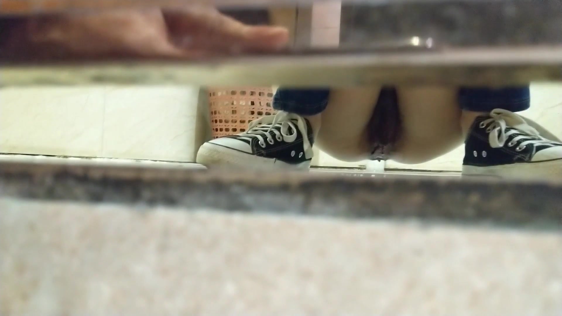 厕所偷窥长发漂亮眼镜美眉嘘嘘