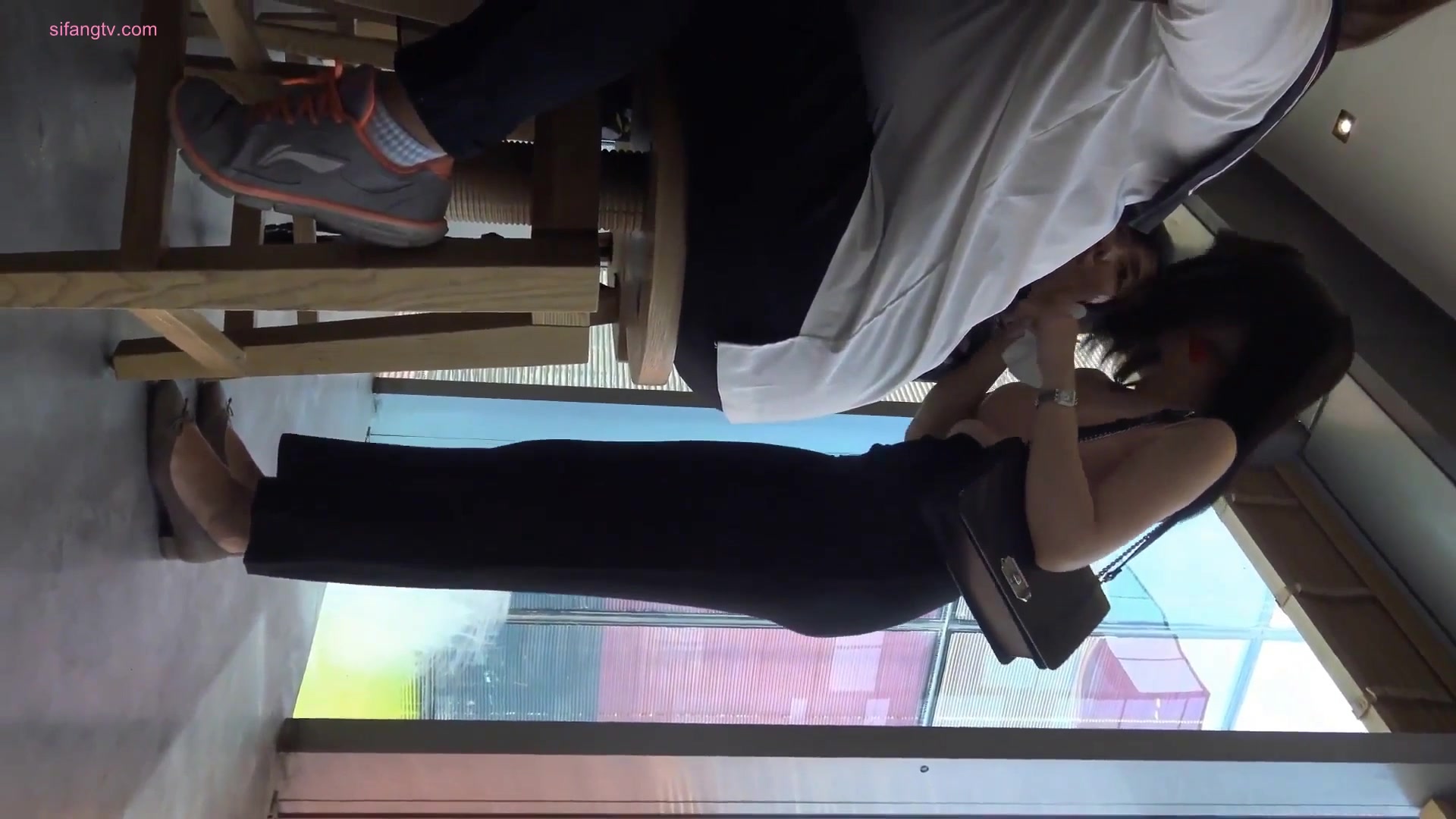 厕所TP高颜值美少妇嘘嘘