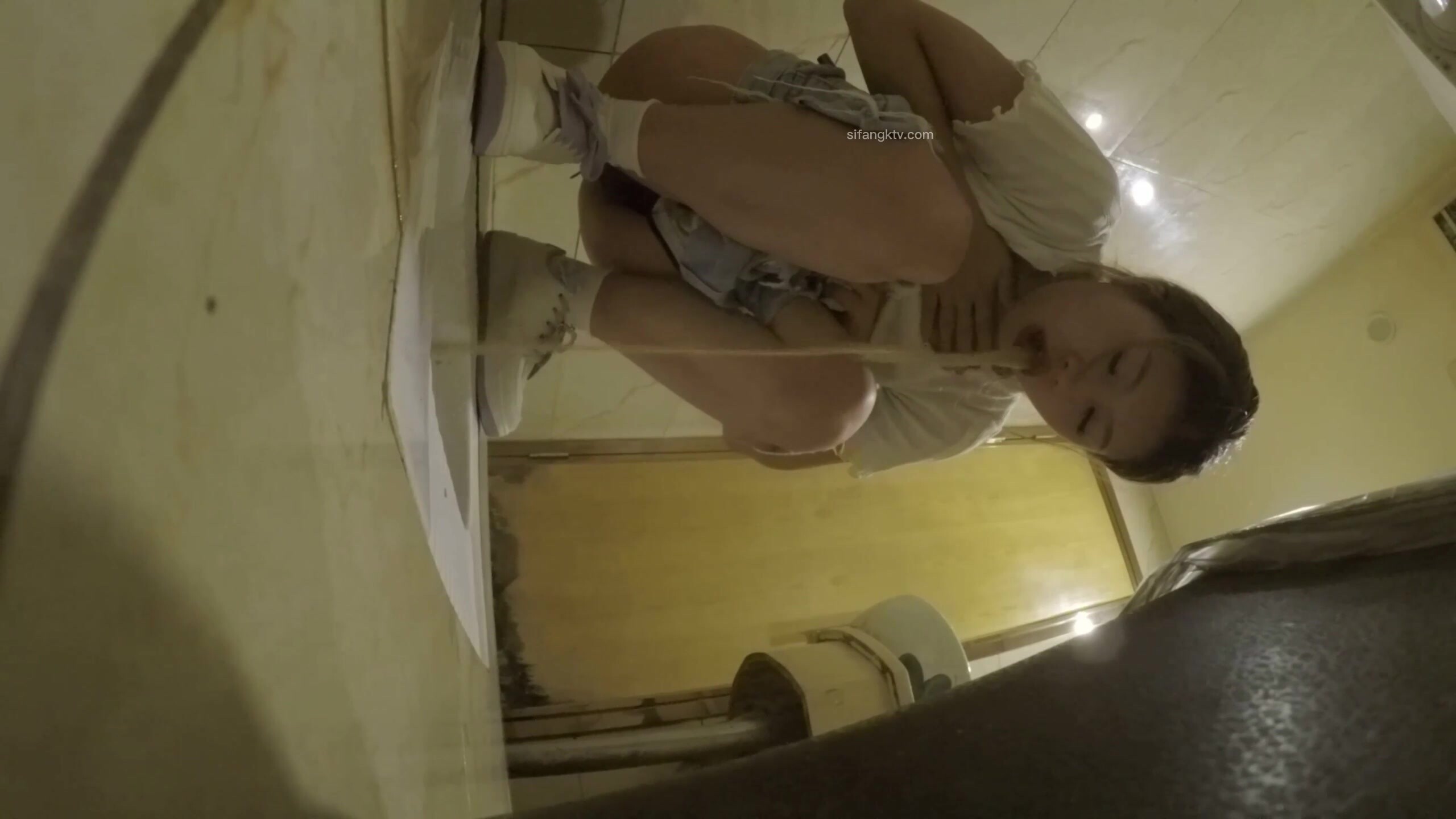 私房偷拍大神【晓月原创】朋友聚会KTV厕拍可爱的妹妹香菜尿尿呕吐