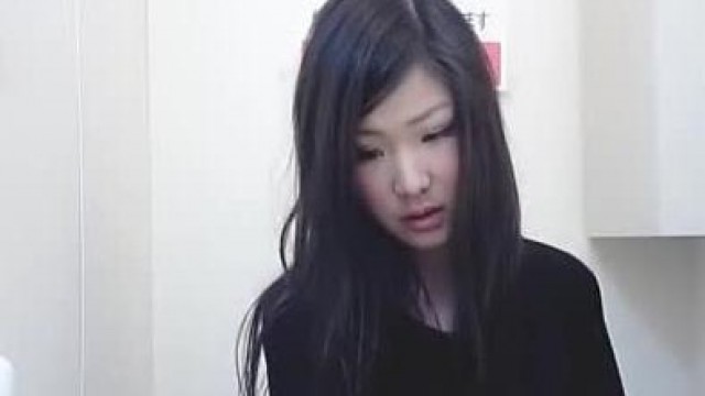 最新流出角度正点偸拍美女如云高级餐厅各种风格气质美女方便大衣美眉的尿尿方式有点特别啊