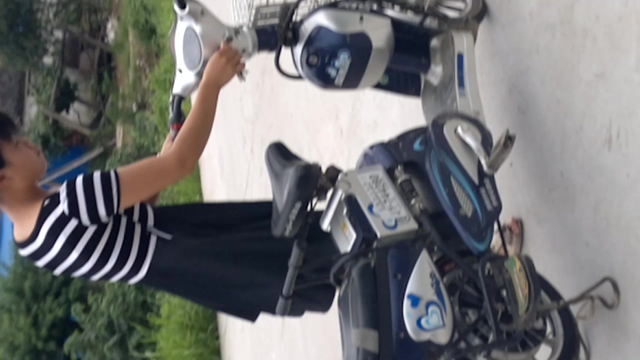 沟厕近距离偷拍 骑电瓶车的少妇 把B拨开来慢慢擦