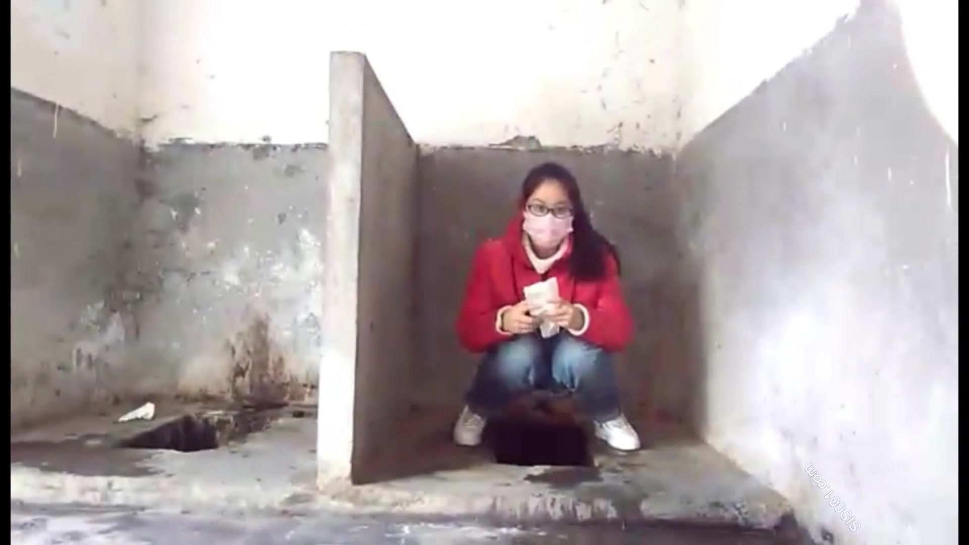 最新汗厕偷窥高颜值眼镜学生妹嘘嘘