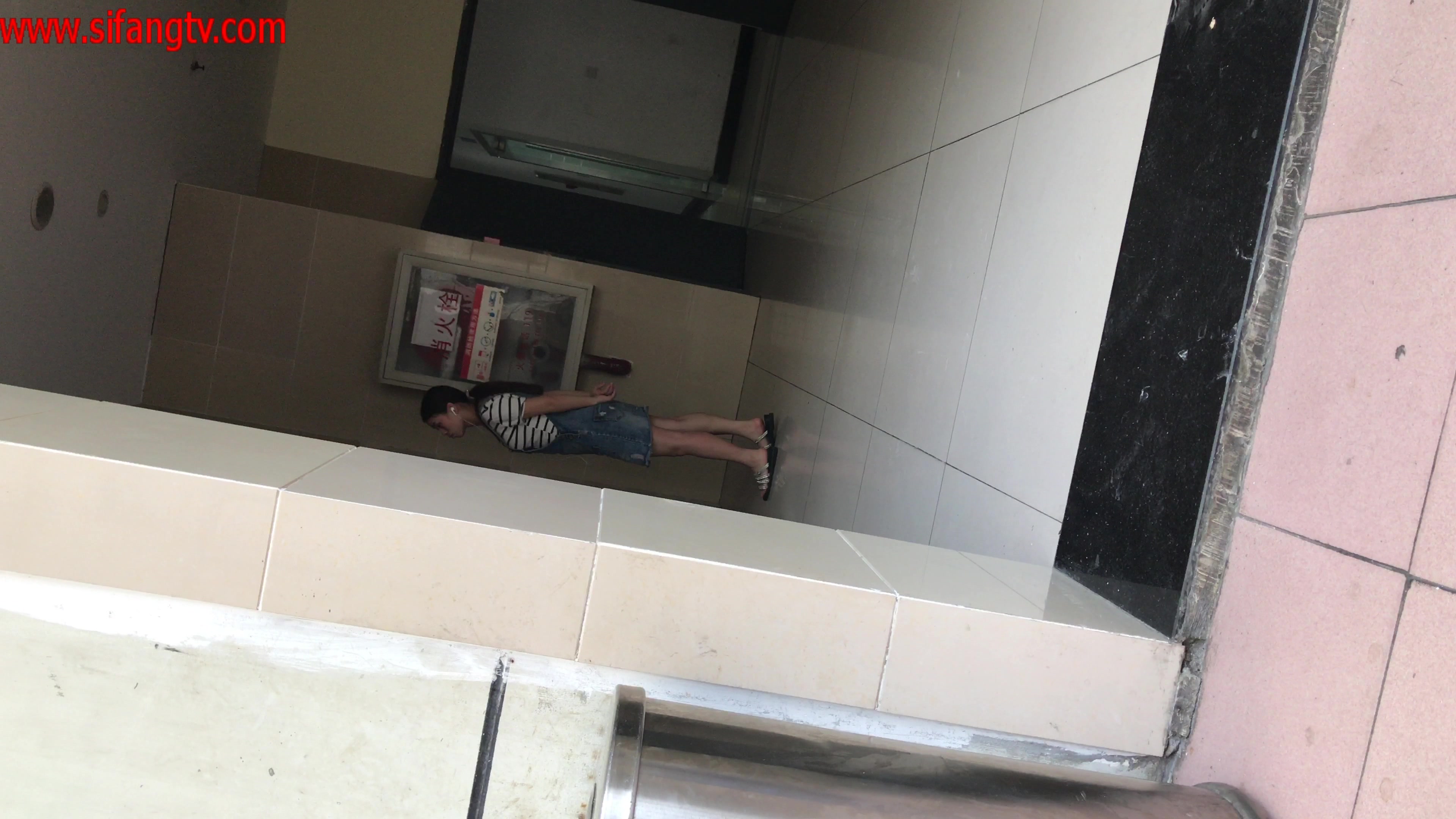 穿吊带牛仔裤的小姐姐，姨妈期上厕所洞开打开，里面的穴肉看得清清楚楚，等她出来拍正脸，咳嗽了几声她才把脸看向我！