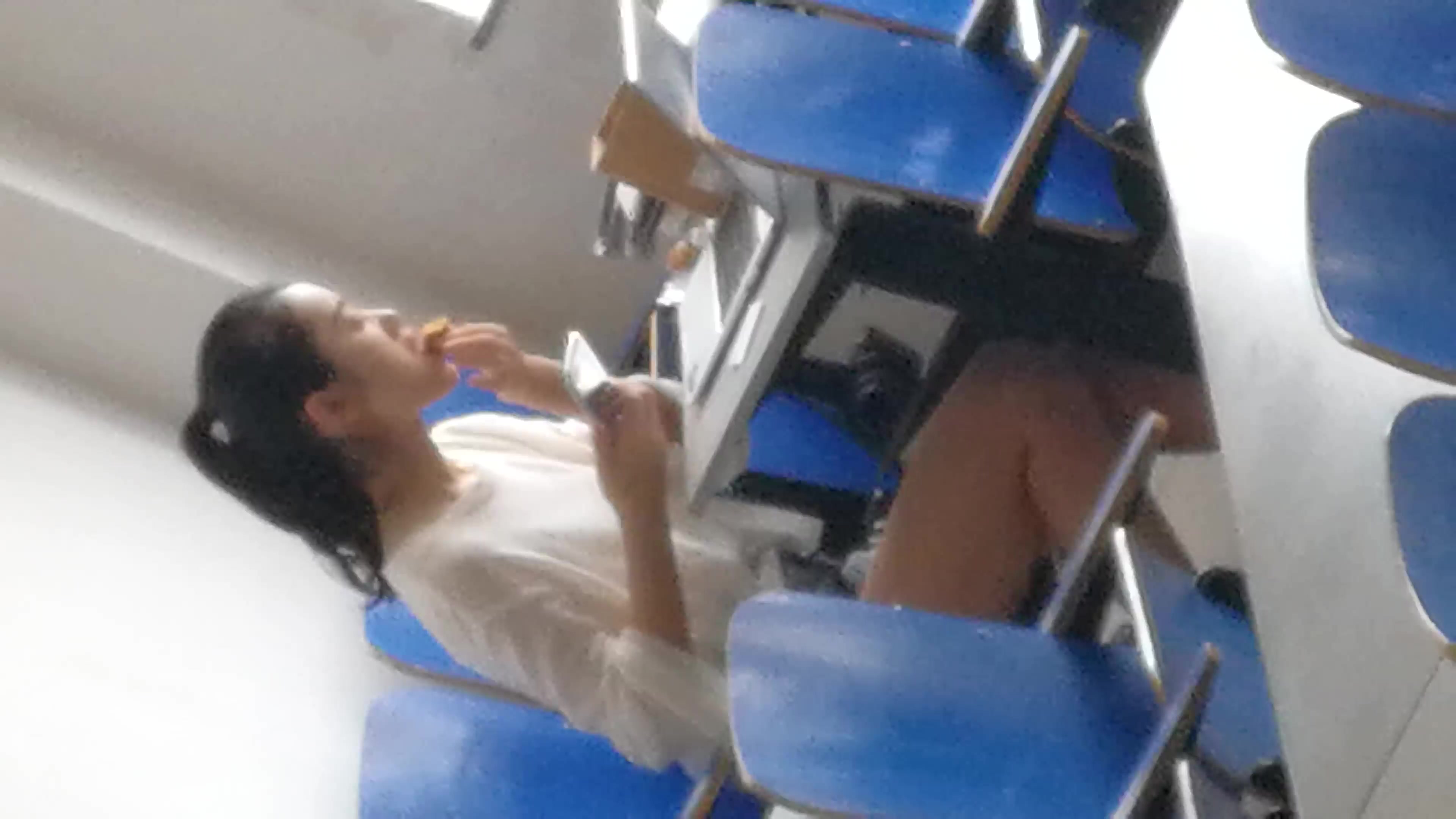 跟踪偷拍自习室美女学姐粉嫩的鲍鱼