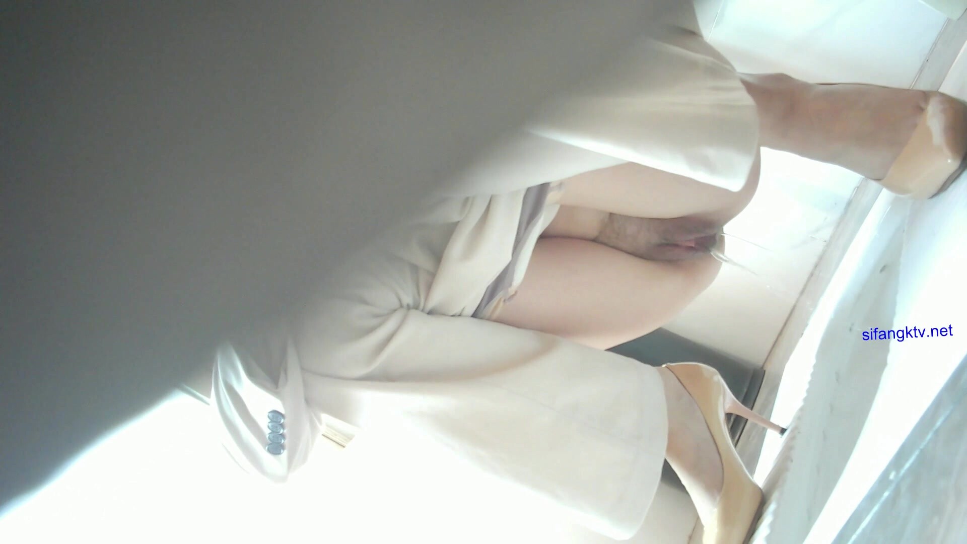 2023一月最新私房厕拍大神隔墙有眼原创厕拍巨乳无内美少妇的坚挺乳头[下]几个打扮时尚的女强人 (3)