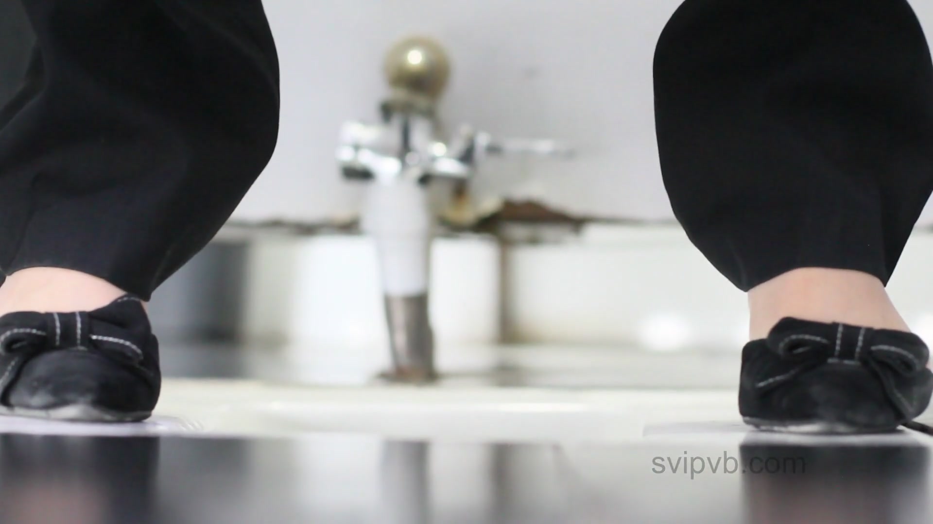 空乘学院 戴口罩的高跟美女 饱满的鲍鱼中间一个小小的园洞