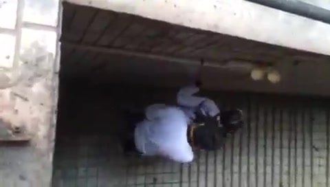 貌似高中生情侣学校角落打炮，小伙子，你被人发现了 你人生巅峰的时候 出名啦！附近还有高音炮音乐嗨起来！