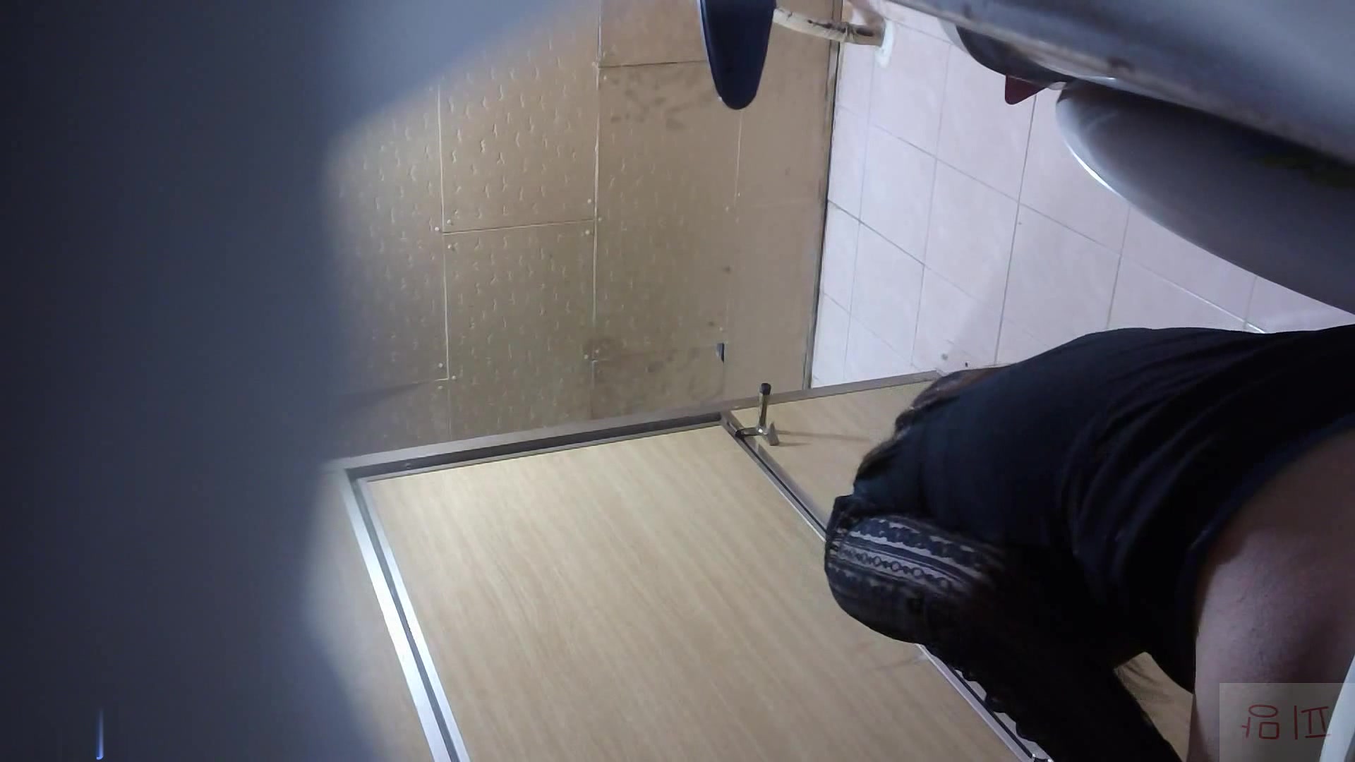 酒吧女厕暗藏摄像头 偷拍喝多了的美女又拉又吐的 长的像李小璐