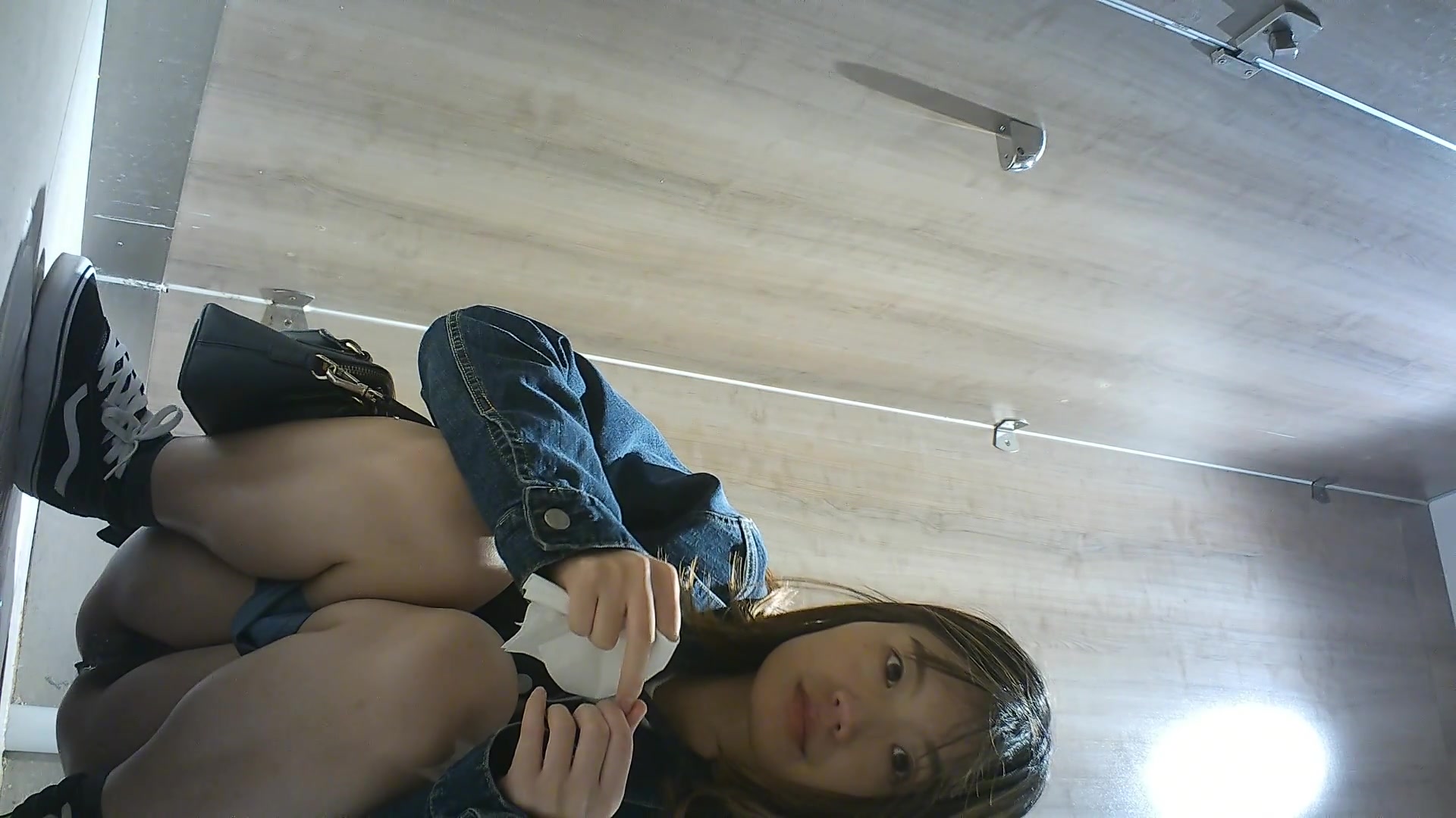 偷拍大眼美女的大黑鲍鱼