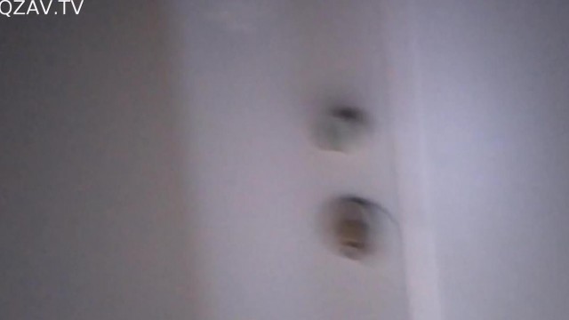 看完逼问路拍脸：清纯如水女神妹子长着两片香蕉唇逼孔却细如火柴棒