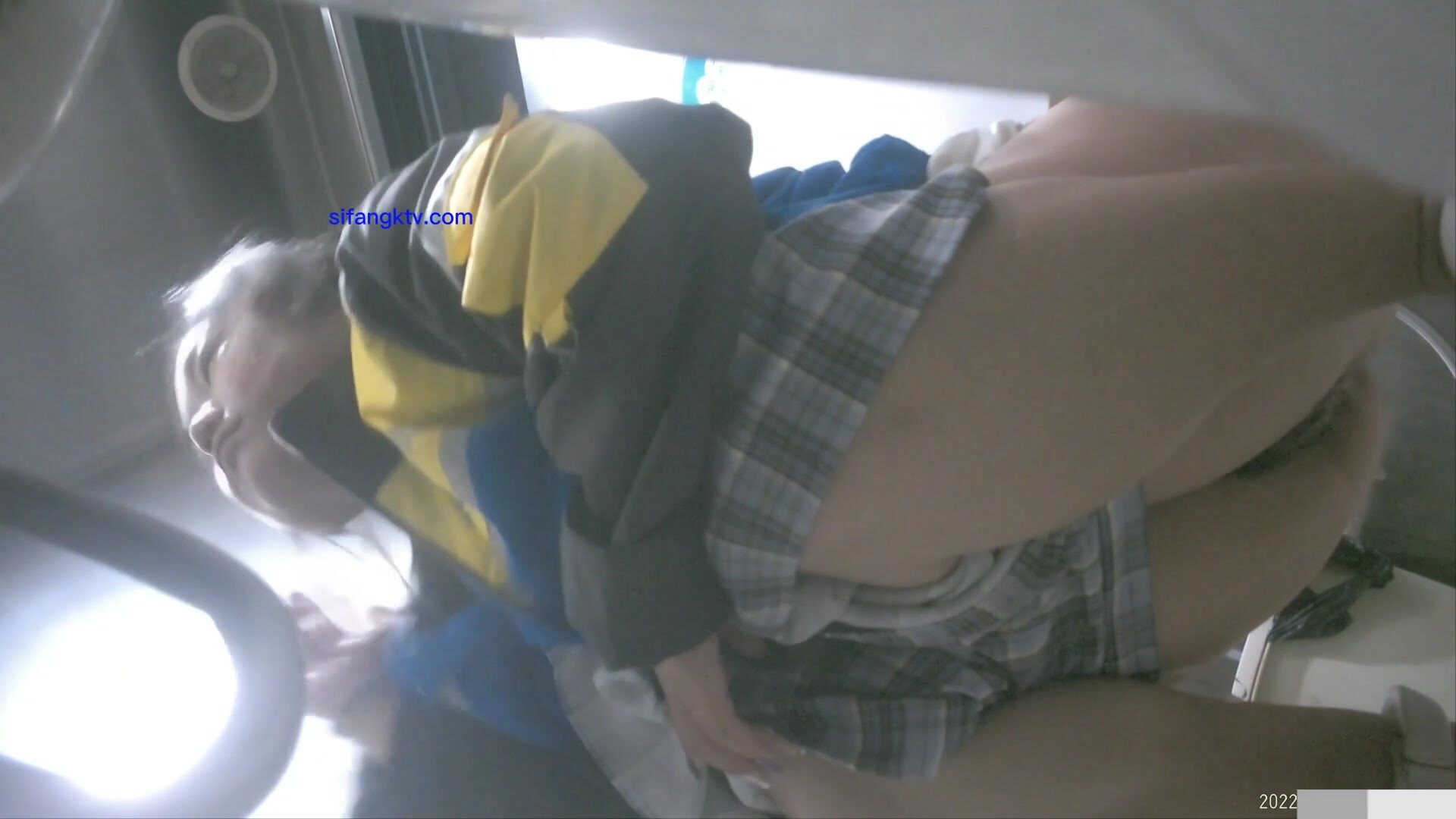 商场白色隔板女厕全景偷拍多位年轻少妇的极品美鲍5 (2)