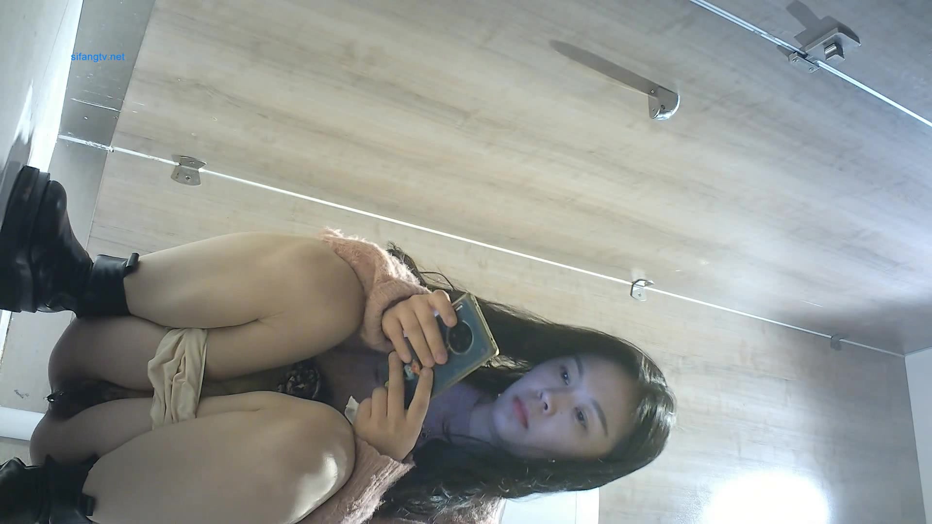 漂亮美少妇一边玩手机一边尿尿 下面有点黑 真的是人美B遭罪