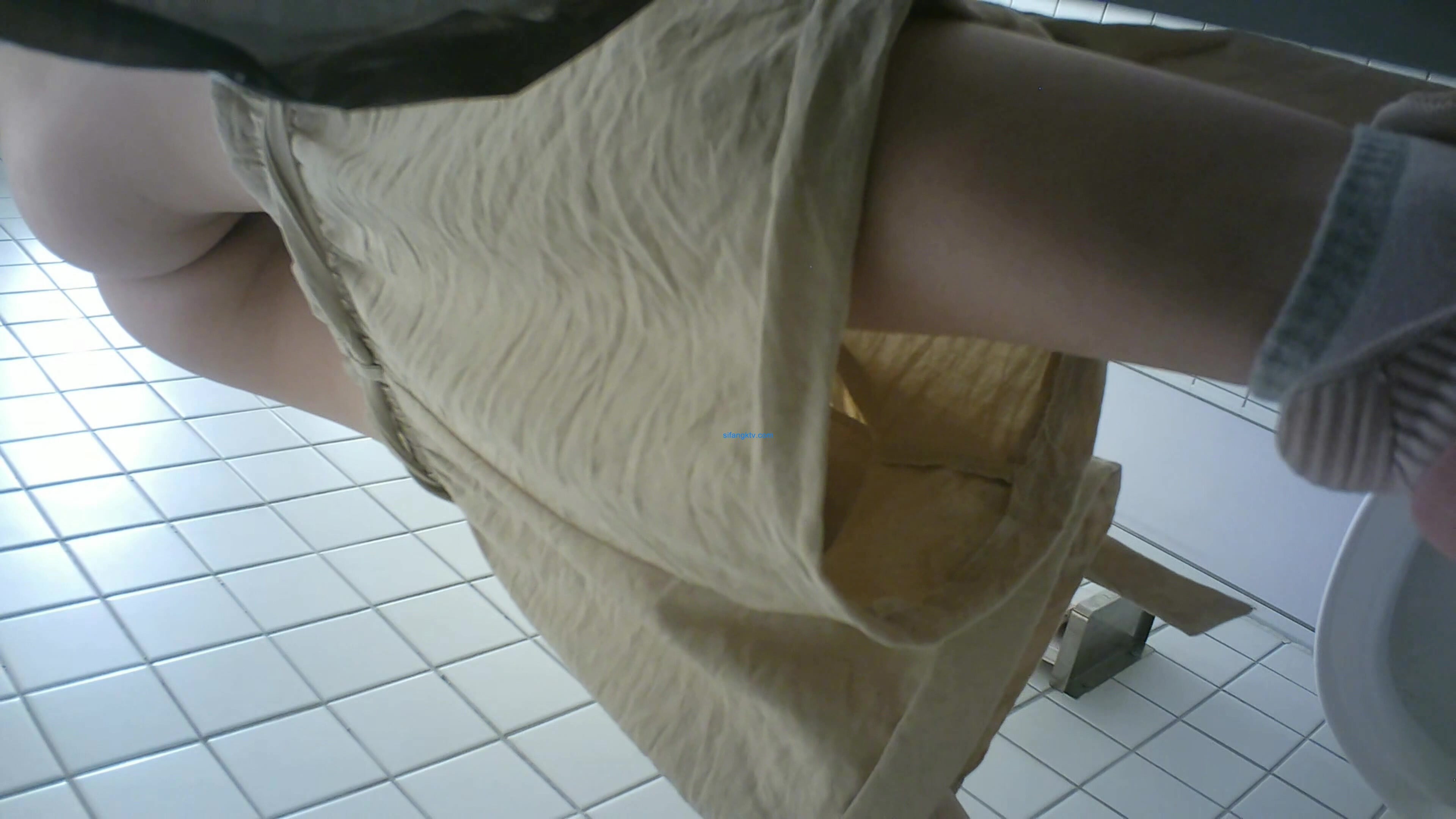 月新奶茶店全景后拍娇滴滴的学生妹 玫瑰花一样的两瓣阴唇