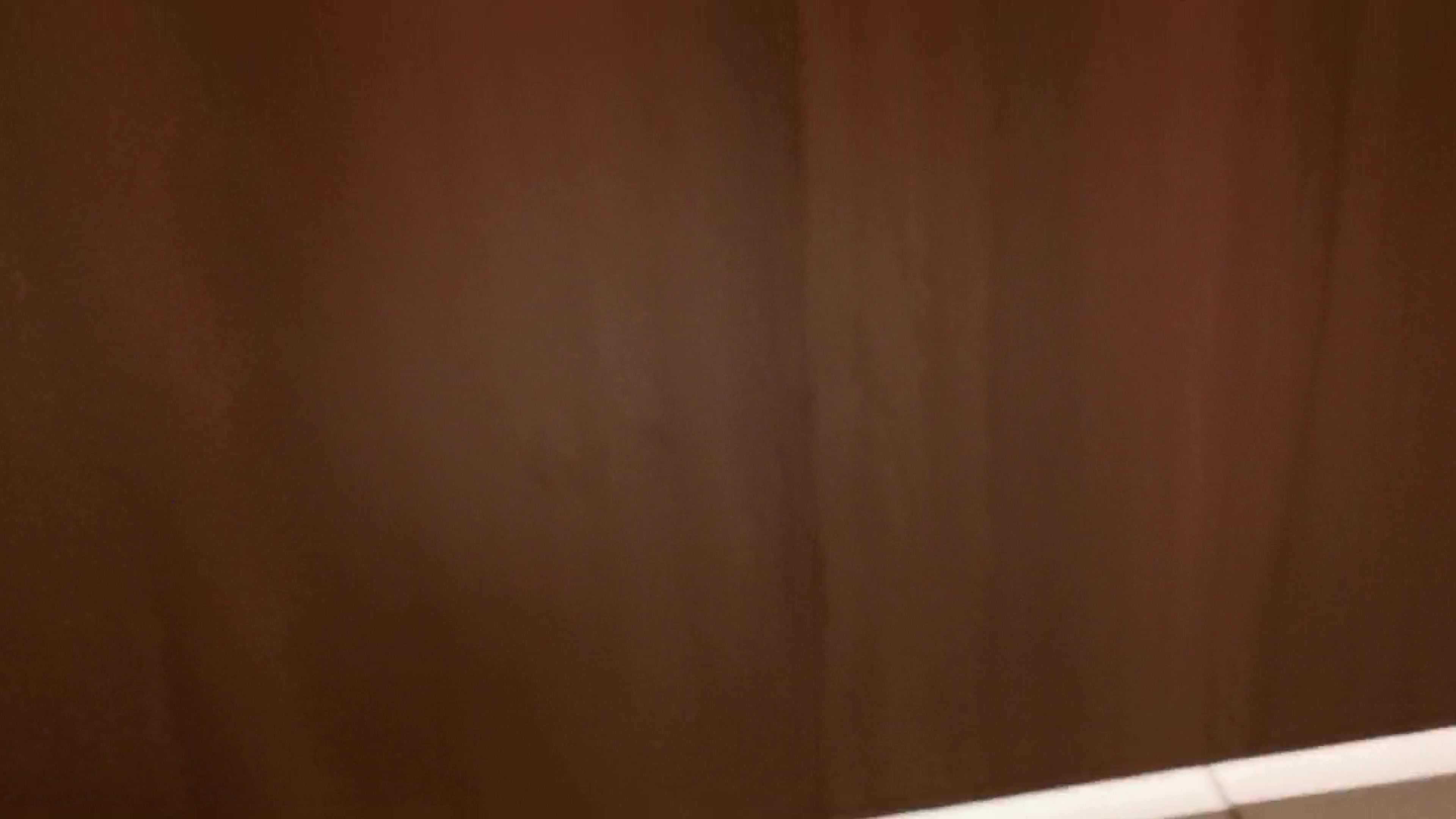 公司厕所偷窥条纹白上衣眼镜妹嘘嘘