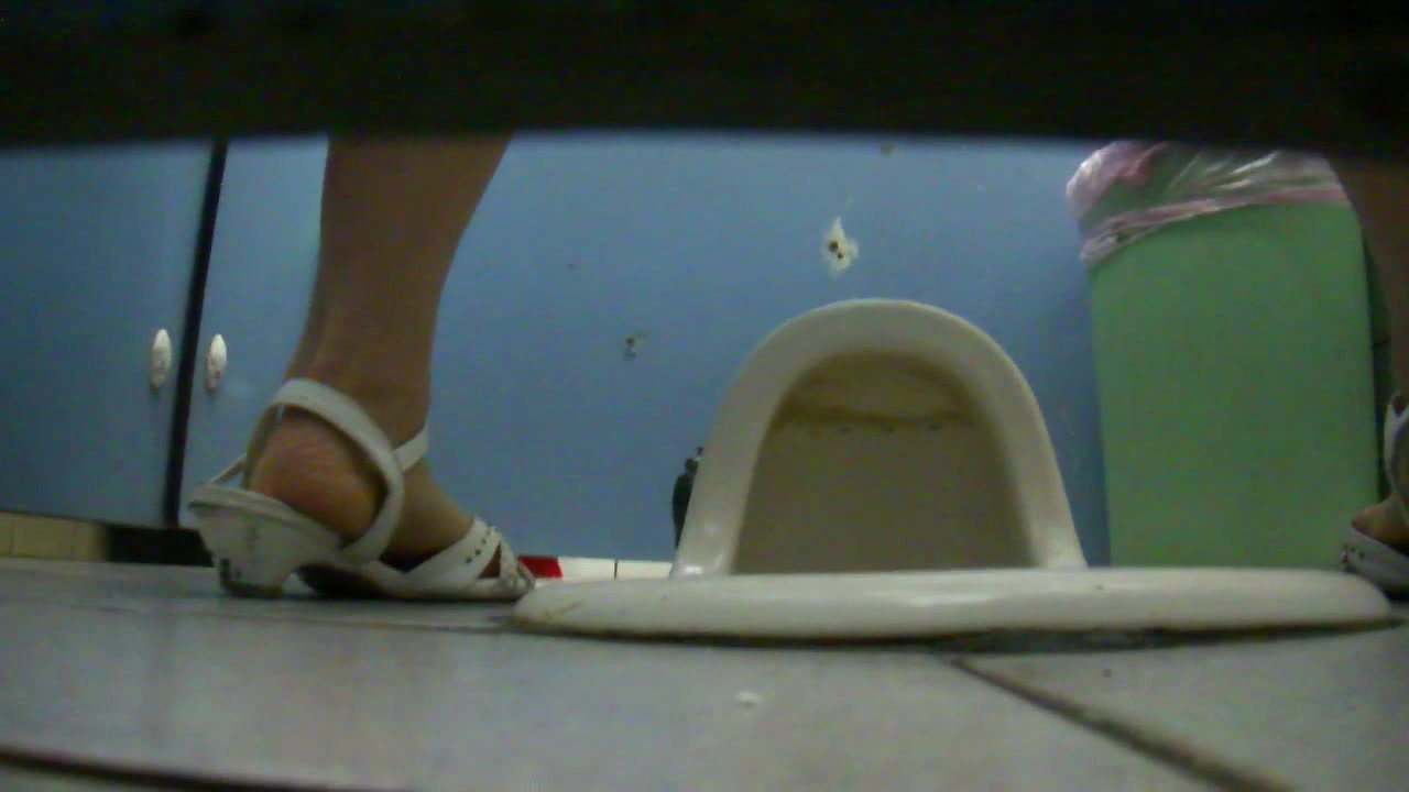 商场女厕偷拍 身材超正极品辣妹站着尿 这姿势牛B